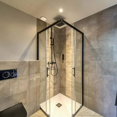 Marvellous 5 Bed Centre Apartman