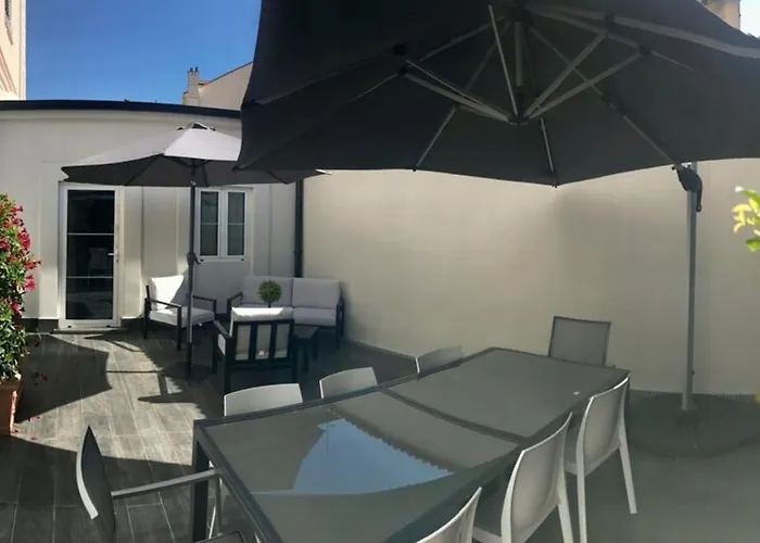 Marvellous 5 Bed Centre Apartman
